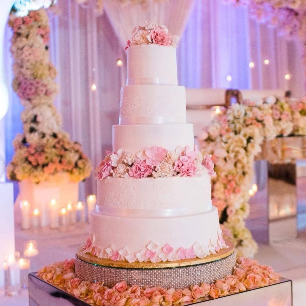 Liz Bakery Wedding Cake